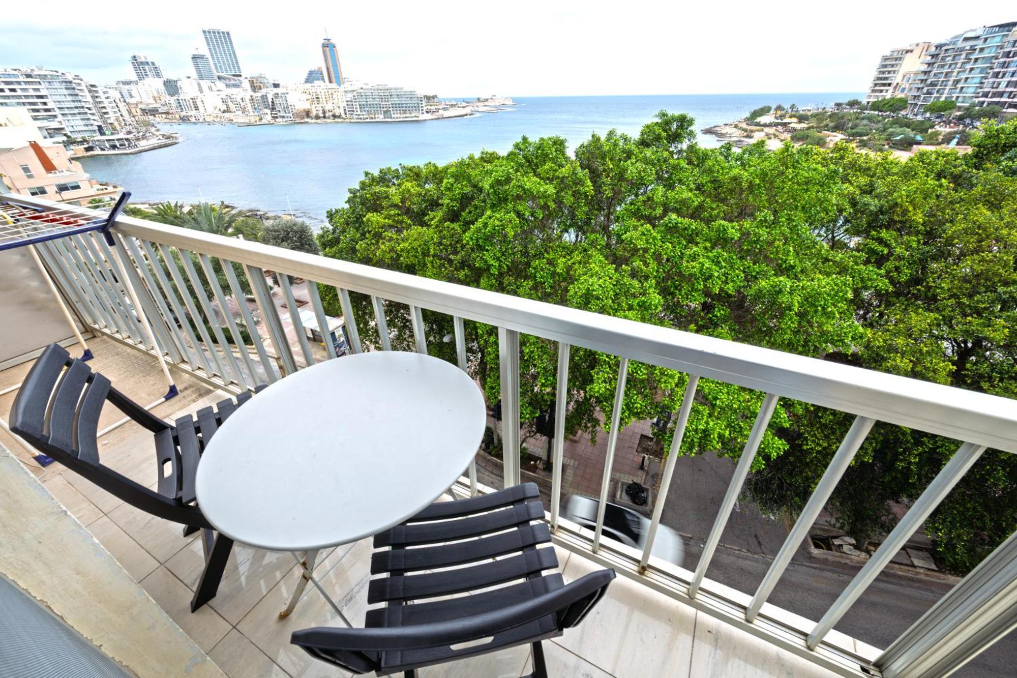Vic- Seafront Apartment Слима Екстериор снимка